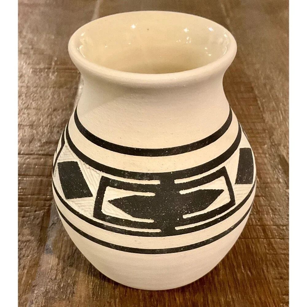 Vintage Wheel Thrown Vase by Gerald Black Tail Deer Sioux Pottery 3.8